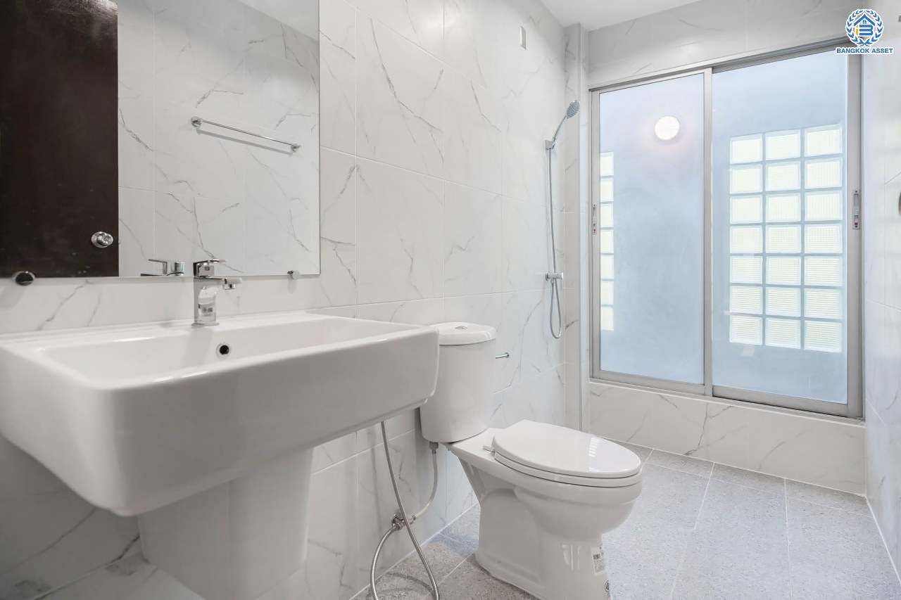 บ้านมือสองตกแต่งใหม่ โครงการ โนเบิล วานา วัชรพล ดีไซน์สุดโดดเด่น เนื้อที่ 68.5 ตร.ว. ฟังก์ชันจัดเต็ม 3 ห้องนอน 4 ห้องน้ำ 1 ห้องแม่บ้าน จอดรถได้ 2 คัน บนทำเลเดินทางสะดวก ใกล้เซ็นทรัลรามอินทรา, จุดขึ้นทางด่วน "สุขาภิบาล5-1" และรถไฟฟ้าสายสีชมพู "สถานีวัชรพล"